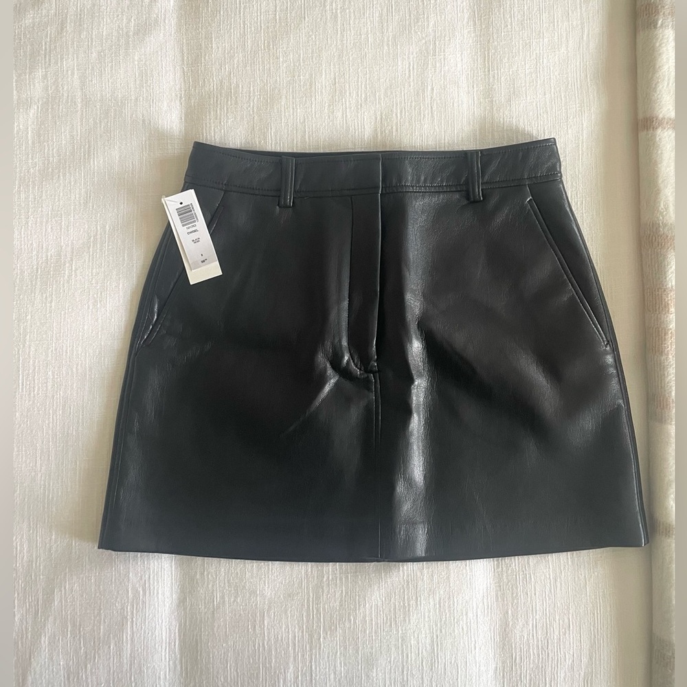 Aritzia Black Skirt (NEVER WORN)- 8